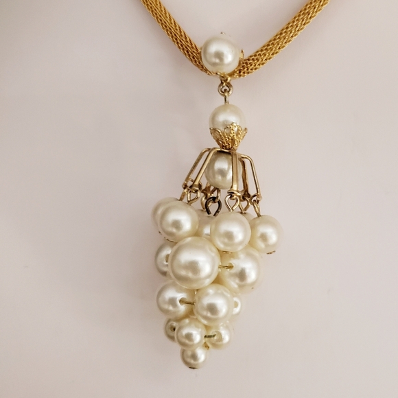 Pearl Grape Cluster On Hold Mesh Chain - Picture 6 of 6